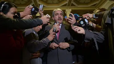Fuerte cruce de Aníbal Fernández y Novaresio por el acto de transición Fuerte cruce de Aníbal Fernández y Novaresio por el acto de transición
