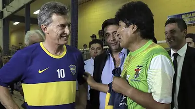 Antes de asumir, Macri jugó un partido de fútbol con Evo Morales Antes de asumir, Macri jugó un partido de fútbol con Evo Morales