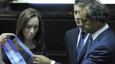 Vidal juró y recibió de Scioli la banda y el bastón en la Legislatura Vidal juró y recibió de Scioli la banda y el bastón en la Legislatura