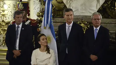 El blooper entre Macri y Pinedo en medio de la asunción El blooper entre Macri y Pinedo en medio de la asunción