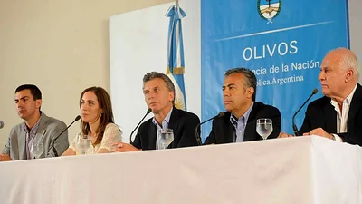 Macri recibió a los gobernadores en la Quinta de Olivos: "Hay provincias quebradas" Macri recibió a los gobernadores en la Quinta de Olivos: "Hay provincias quebradas"