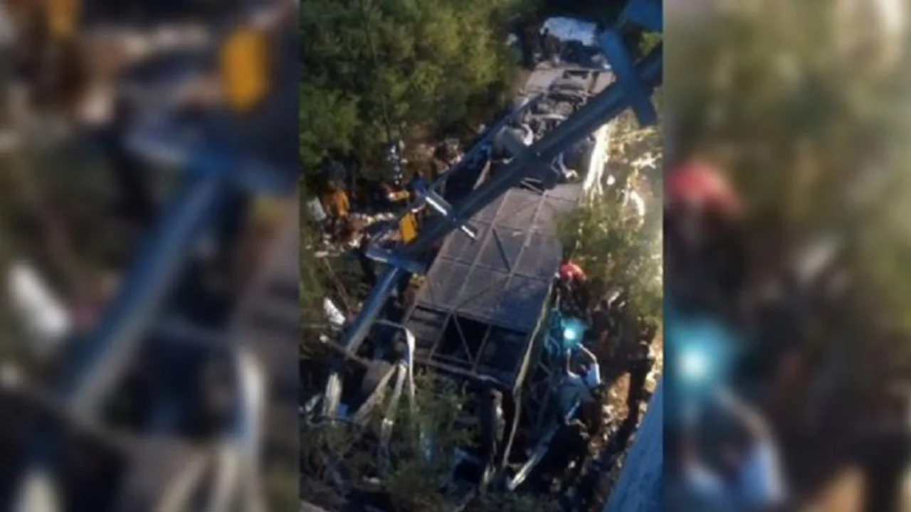 Al menos 41 gendarmes muertos al desbarrancar un micro en Salta