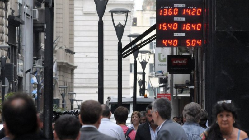 Primer día del dólar libre: con muy pocas ventas, cotizó a $ 13,95 y la devaluación superó el 40%