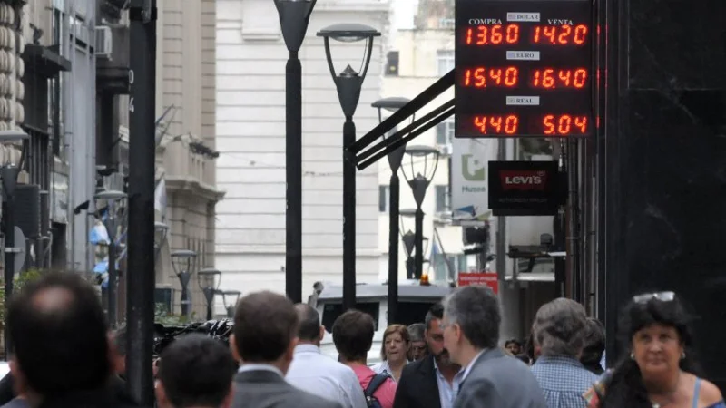 Primer día del dólar libre: con muy pocas ventas, cotizó a $ 13,95 y la devaluación superó el 40%