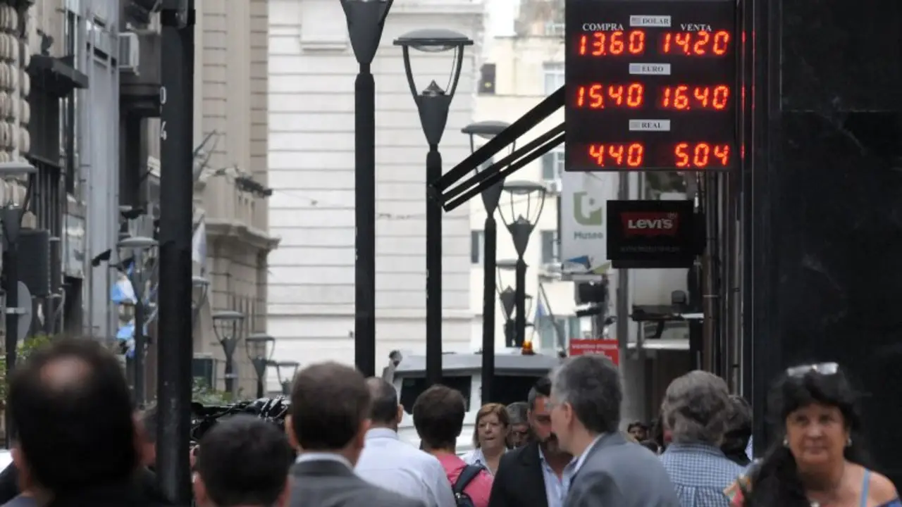 Primer día del dólar libre: con muy pocas ventas, cotizó a $ 13,95 y la devaluación superó el 40%