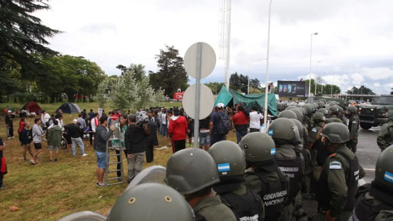 Incidentes en Ezeiza: Gendarmería reprimió a manifestantes de Cresta Roja