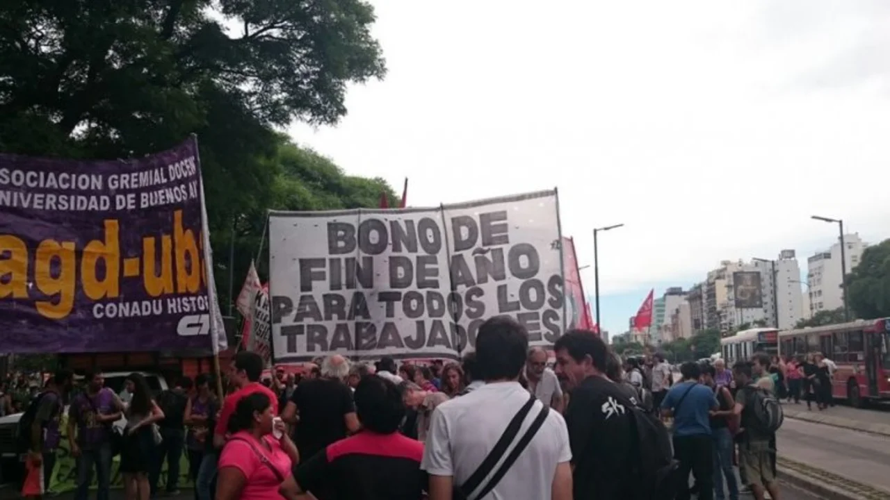 La izquierda marcha por el bono navideño