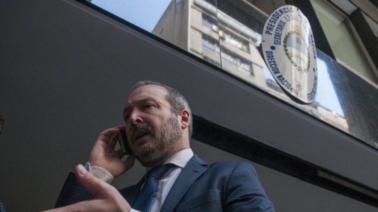 Imputaron a Sabbatella por "usurpación de la autoridad" y ordenan allanar la AFSCA