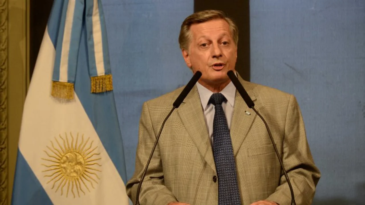En medio de los cortes, confirman que en dos meses aumentarán las tarifas de luz y gas