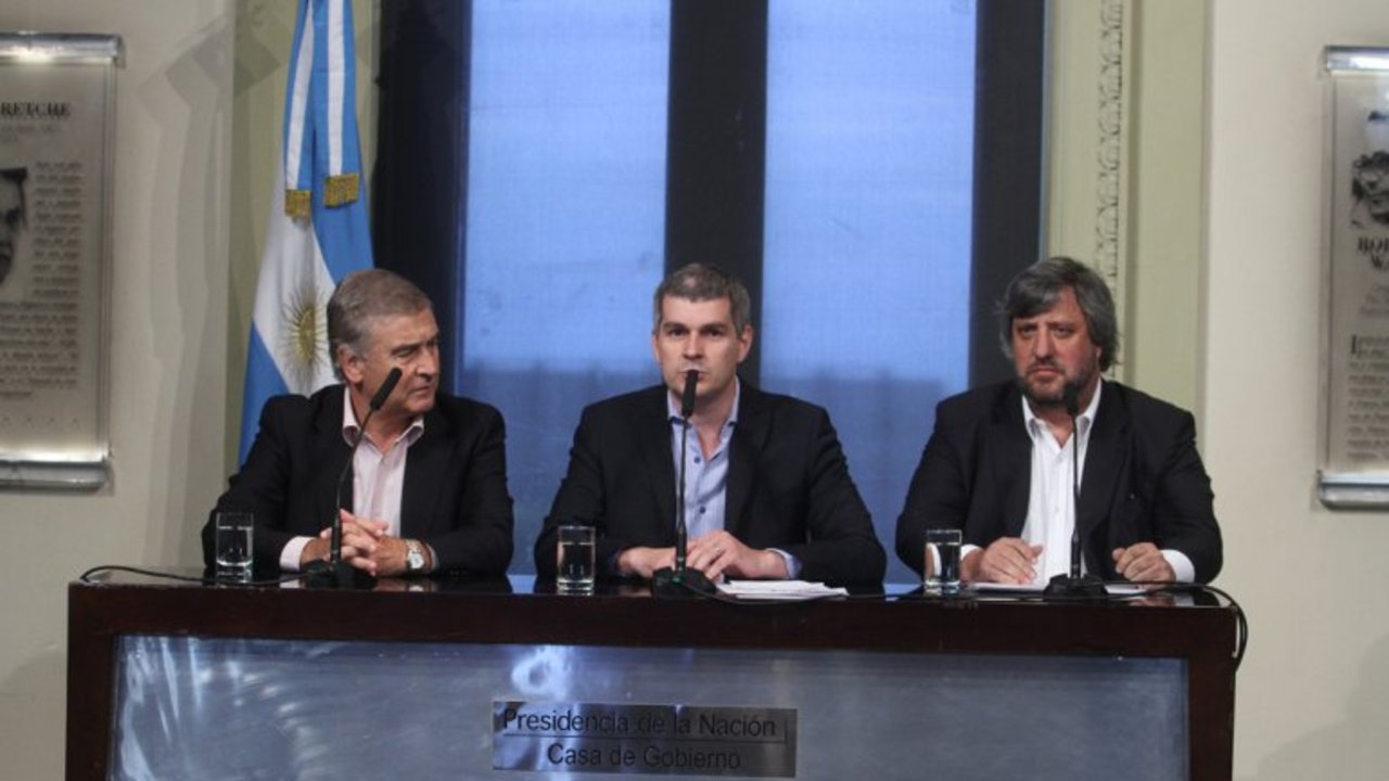 Escándalo institucional: Macri modifica con un DNU la Ley de Medios