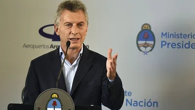 Macri firmó el decreto para eximir el medio aguinaldo de Ganancias Macri firmó el decreto para eximir el medio aguinaldo de Ganancias
