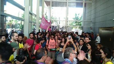 Investigadores y docentes tomaron el hall del Conicet por el recorte en Ciencia Investigadores y docentes tomaron el hall del Conicet por el recorte en Ciencia