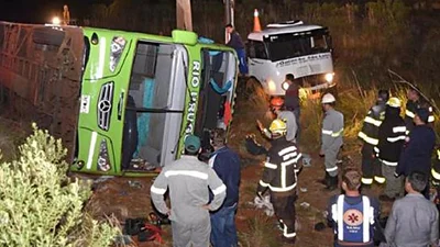 Brasil: 3 muertos y 16 heridos al volcar micro con estudiantes argentinos Brasil: 3 muertos y 16 heridos al volcar micro con estudiantes argentinos