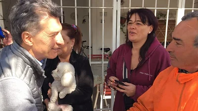 Revelan una nueva puesta en escena de Macri en el timbreo Revelan una nueva puesta en escena de Macri en el timbreo