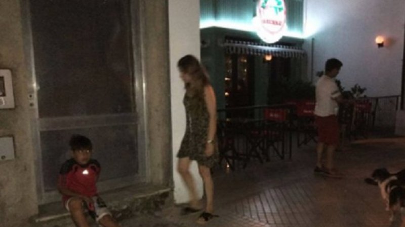 Echaron a trompadas de un restaurante a un nene que vendía fibrones