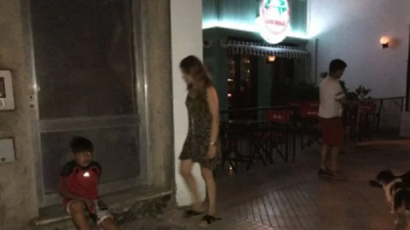 Echaron a trompadas de un restaurante a un nene que vendía fibrones