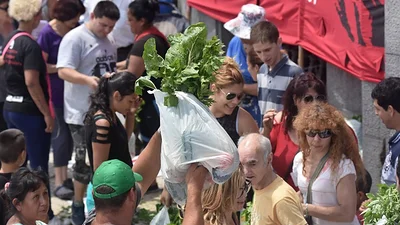 Nuevo "verdurazo": en Constitución regalaron 15.000 kilos de mercadería Nuevo "verdurazo": en Constitución regalaron 15.000 kilos de mercadería