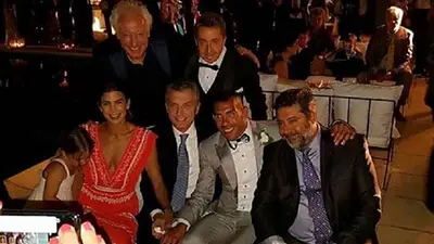 El "asueto" de Macri: fue al casamiento de Tevez y hay video de su baile en la fiesta El "asueto" de Macri: fue al casamiento de Tevez y hay video de su baile en la fiesta