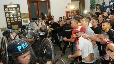 Flores: vecinos tomaron la comisaría tras la muerte de un joven Flores: vecinos tomaron la comisaría tras la muerte de un joven