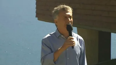 Repudiaron a Macri en Neuquén: atacaron su auto a piedrazos Repudiaron a Macri en Neuquén: atacaron su auto a piedrazos