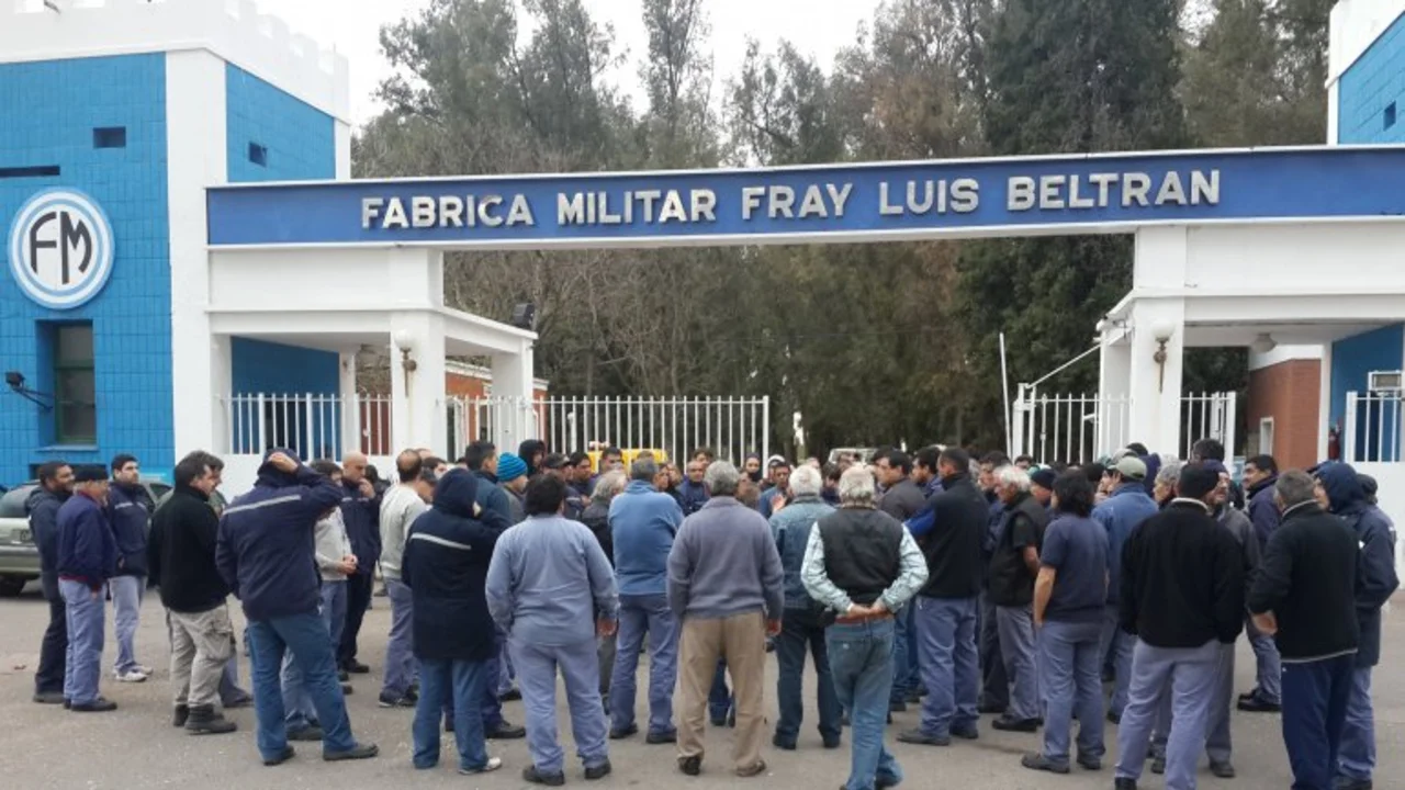 Trabajadores de Fabricaciones Militares en asamblea por posibles despidos