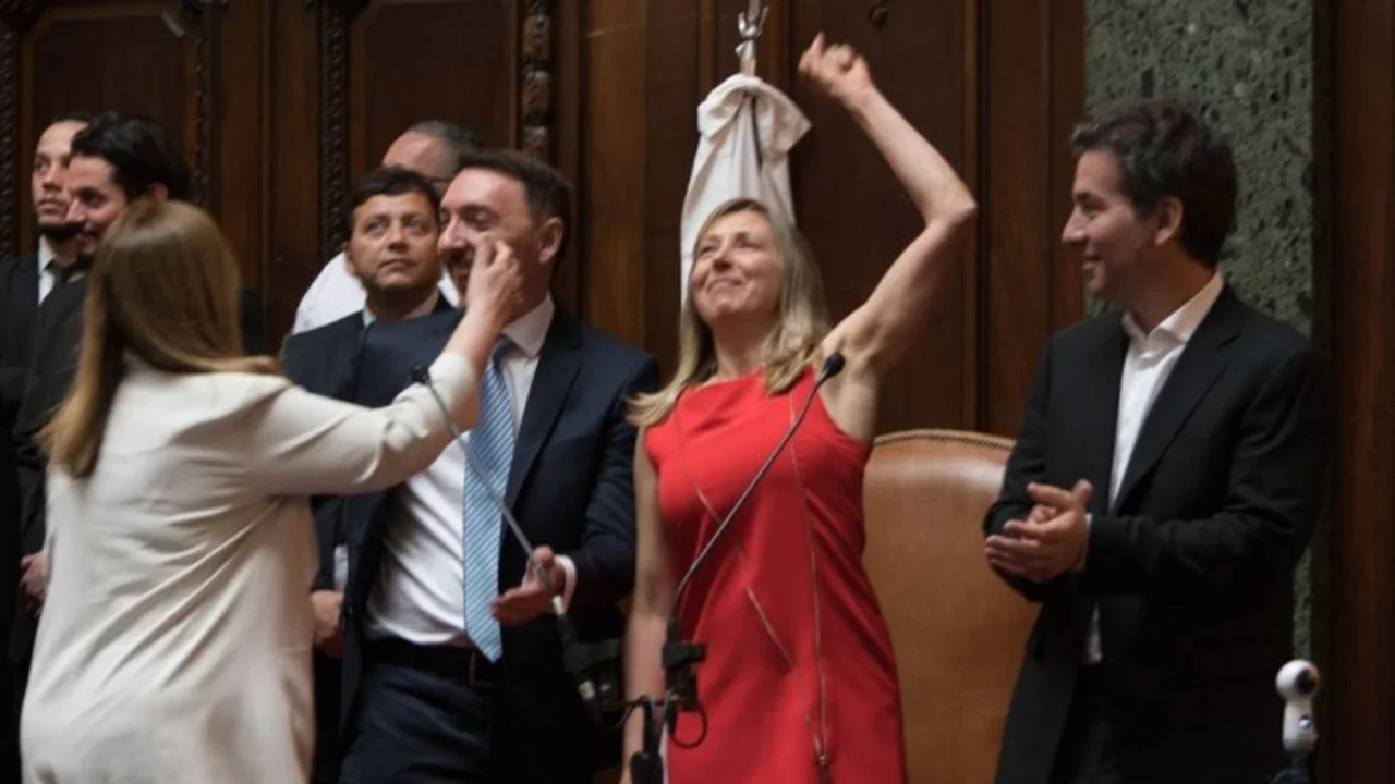 Escandaloso: militantes de Cambiemos abuchearon a la oposición cuando juraron los legisladores