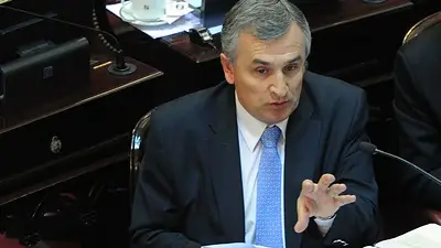 Pasajeras arrinconaron a Gerardo Morales en un avión de Aerolíneas Pasajeras arrinconaron a Gerardo Morales en un avión de Aerolíneas