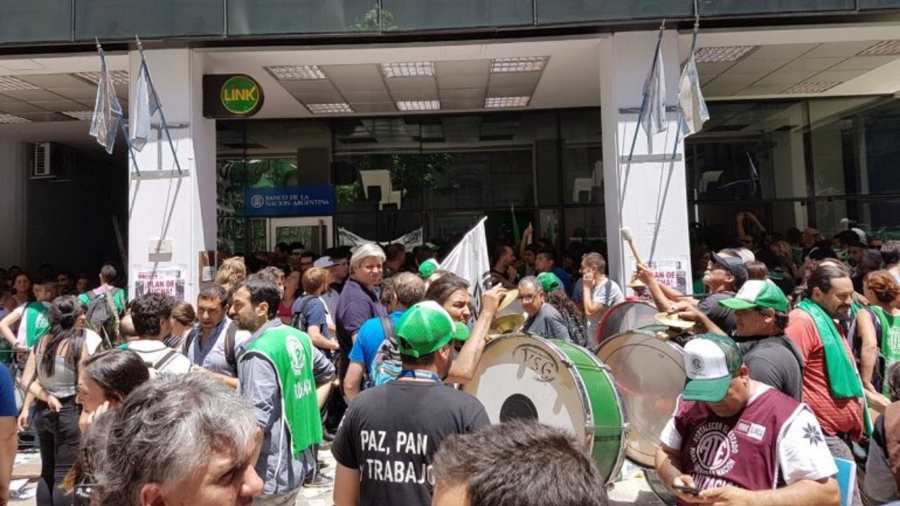 Macri avanza con la oleada de despidos y los trabajadores toman el ENACOM