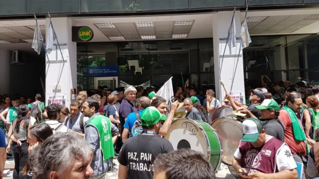 Macri avanza con la oleada de despidos y los trabajadores toman el ENACOM