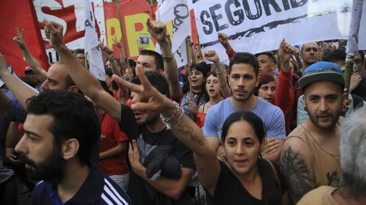 Importante movilización a Plaza de Mayo contra las detenciones ordenadas por Bonadio