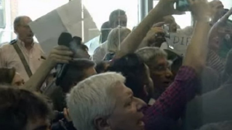 Una jubilada indignada usó una frase de Navarro en el móvil de TN dentro del Congreso