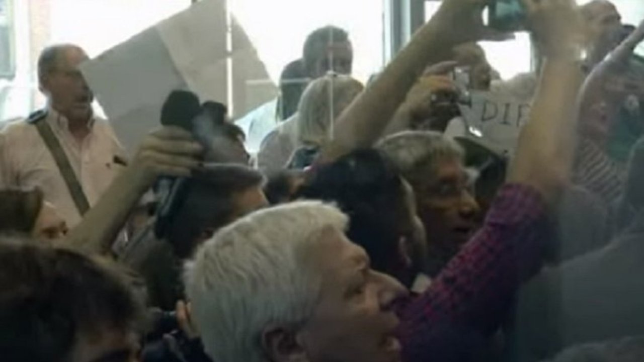 Una jubilada indignada usó una frase de Navarro en el móvil de TN dentro del Congreso