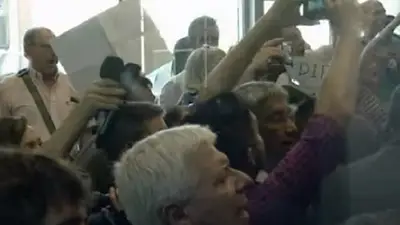 Una jubilada indignada usó una frase de Navarro en el móvil de TN dentro del Congreso Una jubilada indignada usó una frase de Navarro en el móvil de TN dentro del Congreso
