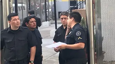 Con policías en la puerta y listas negras, el Gobierno vacía el ENACOM y despide a más de 100 trabajadores Con policías en la puerta y listas negras, el Gobierno vacía el ENACOM y despide a más de 100 trabajadores