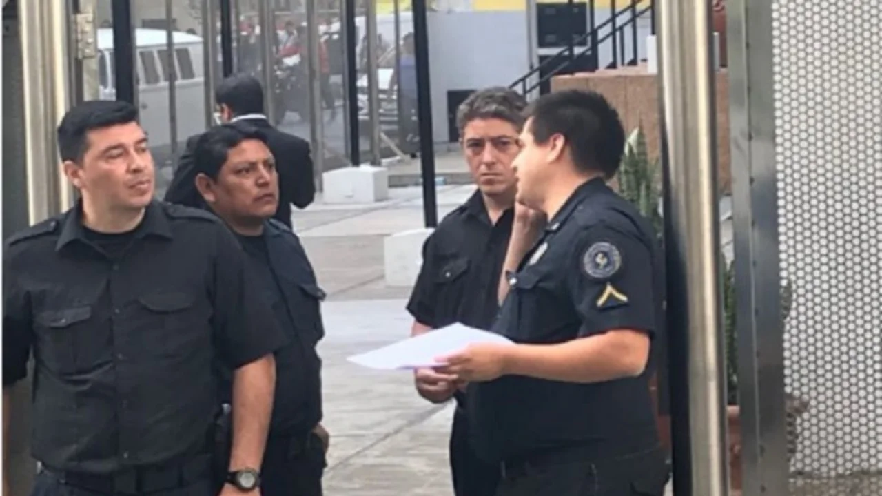 Con policías en la puerta y listas negras, el Gobierno vacía el ENACOM y despide a más de 100 trabajadores