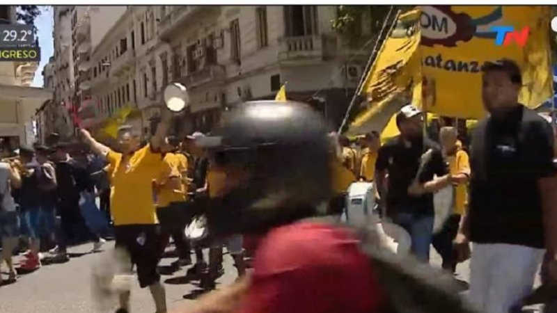 Se robaron un micrófono e Insultaron a Macri en un móvil de TN