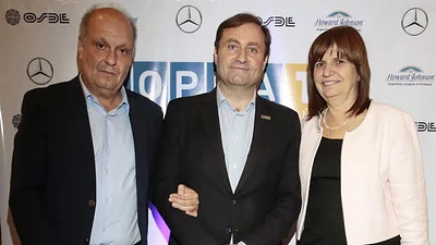 Insólito: Patricia Bullrich brindó con periodistas luego de la represión Insólito: Patricia Bullrich brindó con periodistas luego de la represión