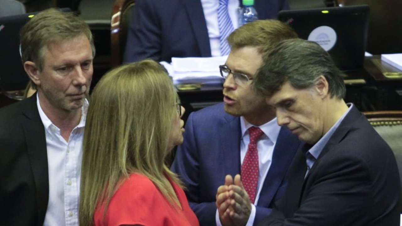 Massot confirmó que existe el DNU pero avisó que buscarán aprobarlo en el Congreso