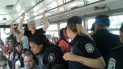 La Policía Bonarense detiene y requisa micros de SUTEBA que van al Congreso La Policía Bonarense detiene y requisa micros de SUTEBA que van al Congreso