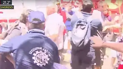 Un grupo de infiltrados atacó a manifestantes que se encontraban en la plaza Un grupo de infiltrados atacó a manifestantes que se encontraban en la plaza