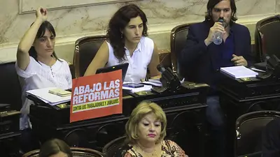 Reforma previsional: cuarto intermedio para repudiar la represión frente al Congreso Reforma previsional: cuarto intermedio para repudiar la represión frente al Congreso