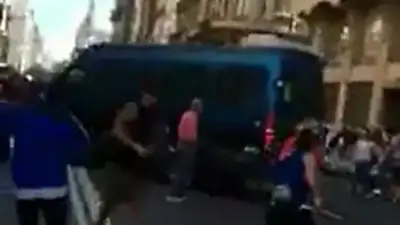 La Policía atropelló a un jubilado de espaldas en medio de la marcha La Policía atropelló a un jubilado de espaldas en medio de la marcha