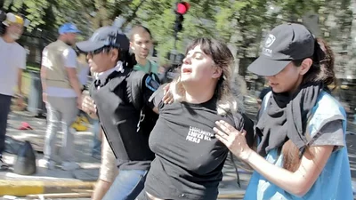 La policía detuvo a seis periodistas de un medio opositor La policía detuvo a seis periodistas de un medio opositor