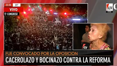 Una jubilada arrepentida estalló contra Macri en medio de la protesta en el Congreso Una jubilada arrepentida estalló contra Macri en medio de la protesta en el Congreso