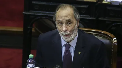 Escrachan al diputado Tonelli mientras dormía en plena sesión Escrachan al diputado Tonelli mientras dormía en plena sesión