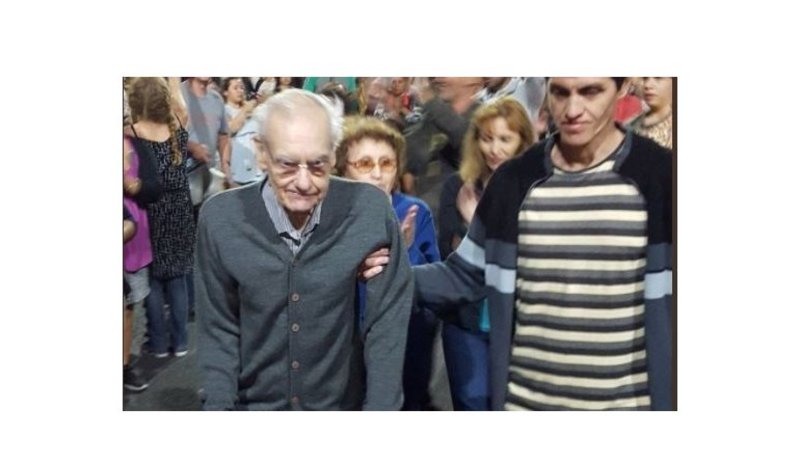 Conmovedora imagen de una anciano que es ovacionado al marchar contra el ajuste