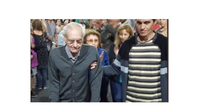 Conmovedora imagen de una anciano que es ovacionado al marchar contra el ajuste