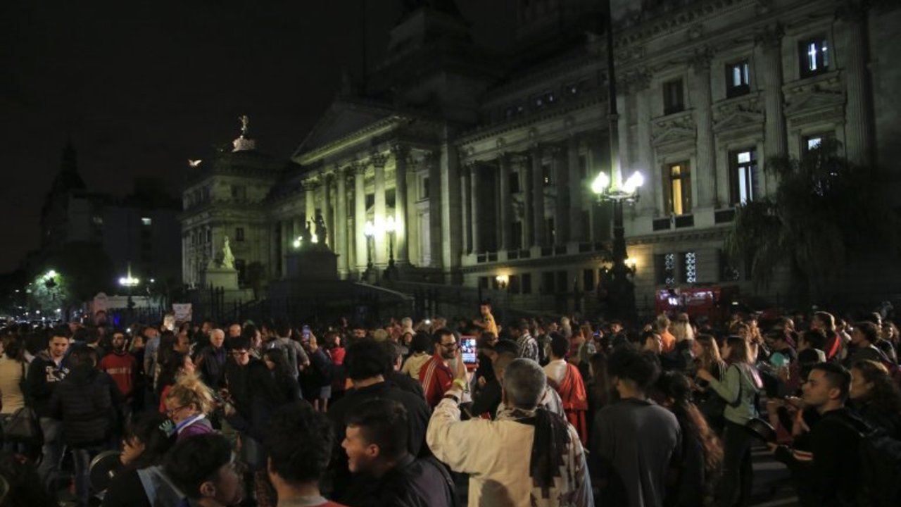 Otro masivo cacerolazo contra el recorte a los jubilados
