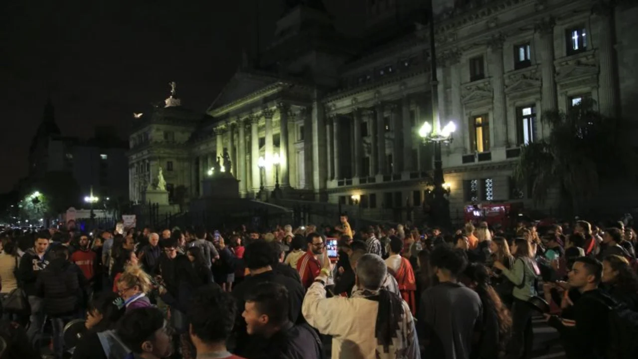 Otro masivo cacerolazo contra el recorte a los jubilados