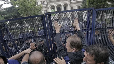 Impresionante operativo de la policía bonaerense para tratar una ley contra los bancarios Impresionante operativo de la policía bonaerense para tratar una ley contra los bancarios